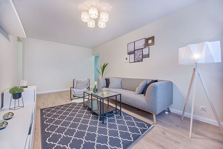 Bright, clean living room after a house cleanout